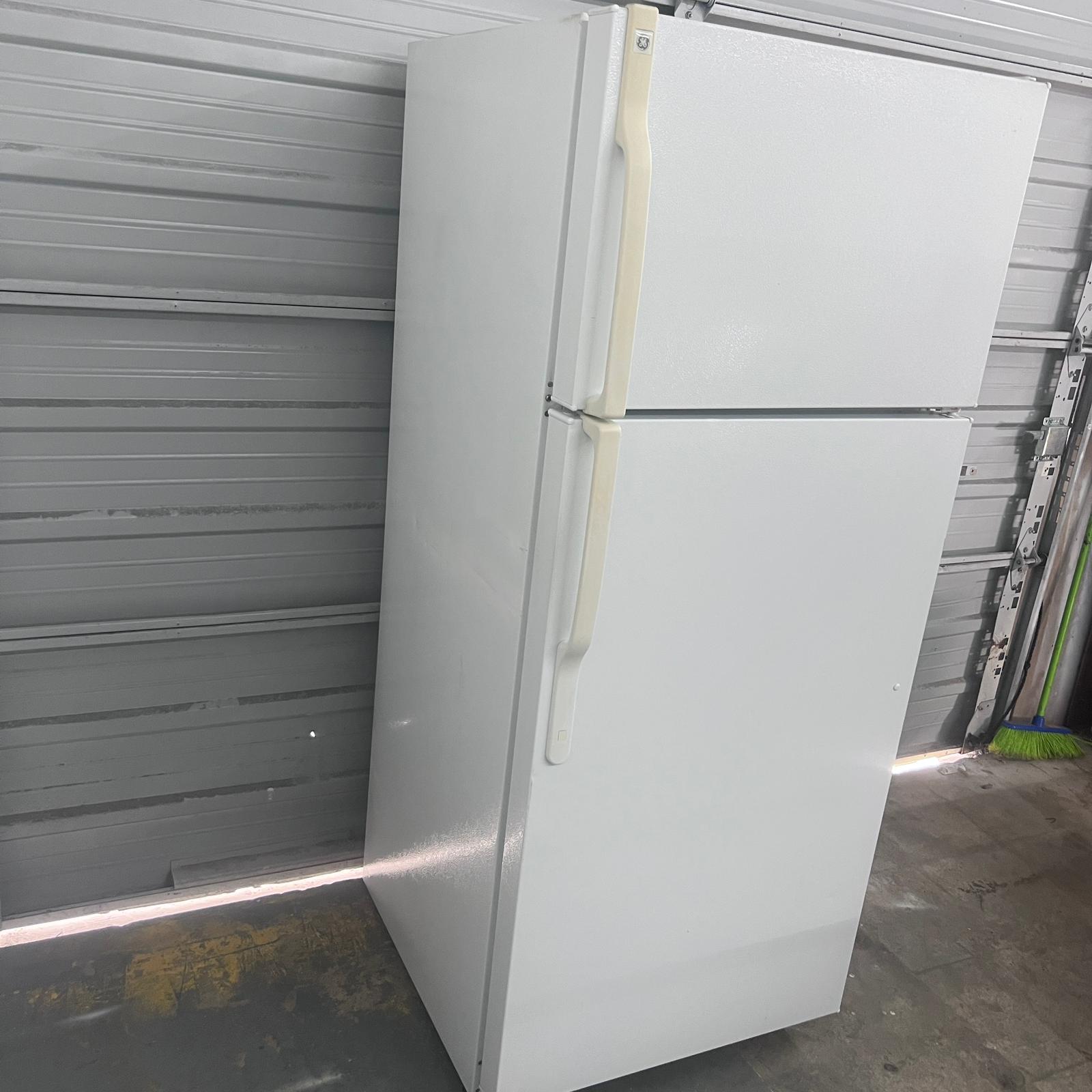 GE Top and Bottom Refrigerator GE Top and Bottom Refrigerator
